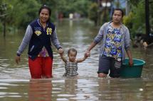 Victims of the recent flooding in Mon State, Myanmar. Photo: EPA