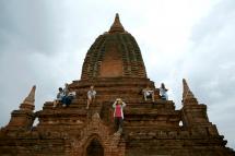 A file picture dated 11 Nomvember 2015 shows foreign tourists flocking to view the sunrise at an ancient pagoda in Bagan city, Myanmar. Photo: EPA