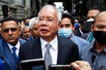 Malaysia's former prime minister Najib Razak (C) speaks to his supporters during a break in his final appeal trial outside the Federal Court in Putrajaya, Malaysia, 23 August 2022. Photo: EPA