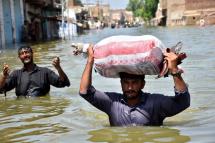 People effected by floods move to higher grounds in Khairpur Nathan Shah, Dadu district, Sindh province, Pakistan, 03 September 2022. Photo: EPA