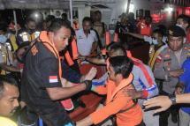Rescuers carry an injured victim of a burned passenger boat disembark from a rescue boat as they arrive at a port in Kupang, East Nusa Tenggara province, Indonesia, 24 October 2022 (Issued 0n 25 October 2022). Photo: EPA