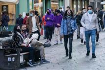  People wearing protective face masks walk in Garibaldi street, in Turin, northern Italy, 16 October 2020. Photo: EPA