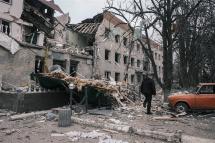 People inspect the damage after a missile strike in Sloviansk, Donetsk region, Ukraine, 27 March 2023. Photo: EPA