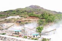 Dust rises as rocks are broken into gravel at Yarmanya Company’s quarry in Paung Township, Mon State. (Photo: Phyo Thiha Cho / Myanmar Now)
